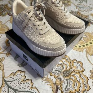 DV by Dolce Vita Women's Beige Textured Sneakers